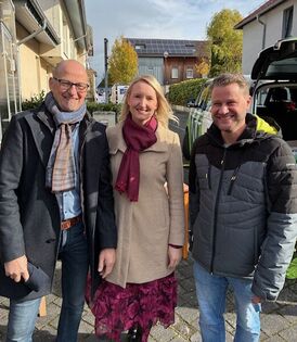 Auf dem Foto: Kristina Kutting, IHK, Lars Lettau, Marktmeister und Christoph Orthen, Beigeordneter