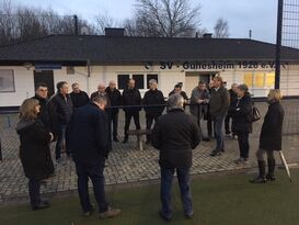 Mitglieder beider Fraktionen vor dem Vereinsheim des SV Güllesheim