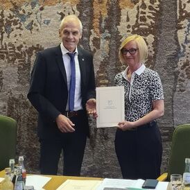 Petra Eul-Orthen bei der Urkundenübergabe durch Bürgermeister Fred Jüngerich - Foto: Daniela Hillmer-Spahr