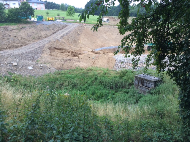 Altes Bauwerk (im Vordergrund)